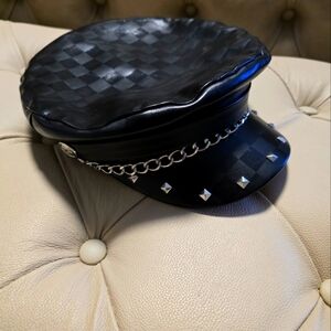 DISNEY HER UNIVERSE CRUELLA Black Red Lining Studded Women's Cap